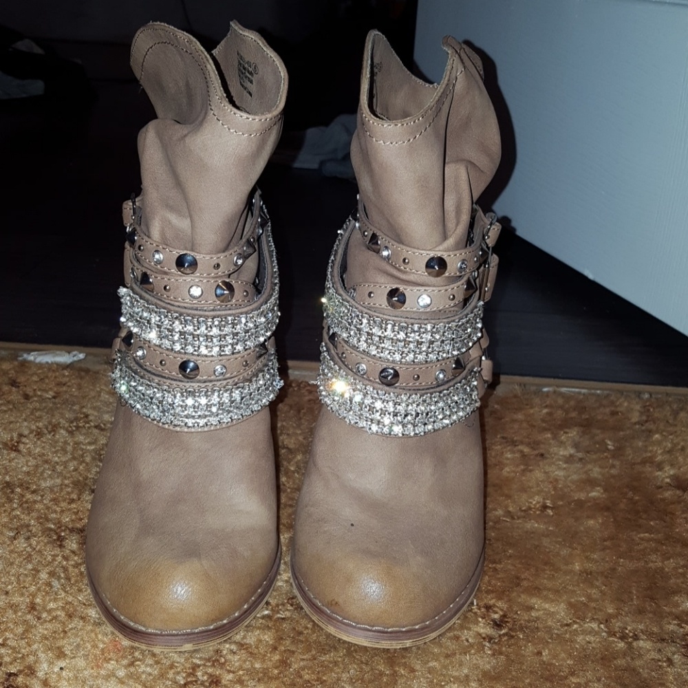 Boots - Picture 4 of 4